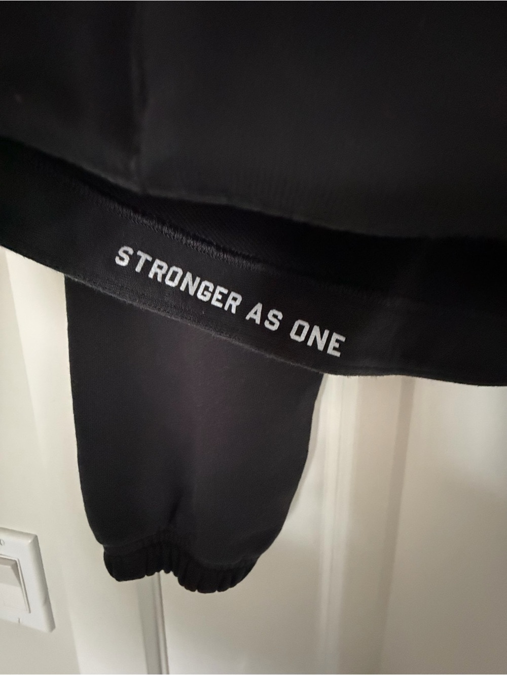 Lululemon Black Cropped Hoodie Stronger As One Size 6

Description: - Picture 2 of 9